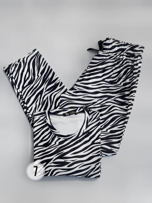 ست تیشرت شلوار تمام چاپ طرح میکس